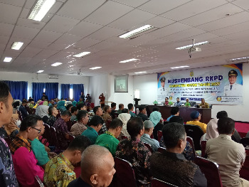 Bupati Buton Alvin Akawijaya Putra, SH., secara resmi membuka kegiatan Musyawarah Perencanaan Pembangunan (Musrenbang) dalam rangka penyusunan dokumen Rencana Kerja Pemerintah Daerah (RKPD) Kabupaten Buton tahun 2027, di Aula Kantor Bupati Buton, Kompleks Perkantoran Takawa, pada hari Kamis, 09/04/2026. ( Foto: Adli Bachmid - TakawaID )