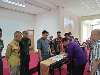 Bupati Buton Alvin Akawijaya Putra, SH., secara resmi membuka kegiatan Musyawarah Perencanaan Pembangunan (Musrenbang) dalam rangka penyusunan dokumen Rencana Kerja Pemerintah Daerah (RKPD) Kabupaten Buton tahun 2027, di Aula Kantor Bupati Buton, Kompleks Perkantoran Takawa, pada hari Kamis, 09/04/2026. ( Foto: Adli Bachmid - TakawaID )