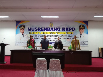 Bupati Buton Alvin Akawijaya Putra, SH., secara resmi membuka kegiatan Musyawarah Perencanaan Pembangunan (Musrenbang) dalam rangka penyusunan dokumen Rencana Kerja Pemerintah Daerah (RKPD) Kabupaten Buton tahun 2027, di Aula Kantor Bupati Buton, Kompleks Perkantoran Takawa, pada hari Kamis, 09/04/2026. ( Foto: Adli Bachmid - TakawaID )